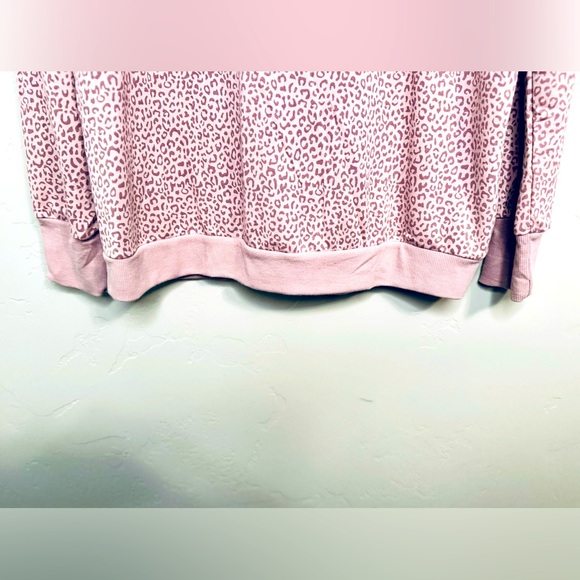 Mondetta Leopard Pullover Printed Sweatshirt Lightweight Top Lilac Pink SML NWT - Picture 9 of 16
